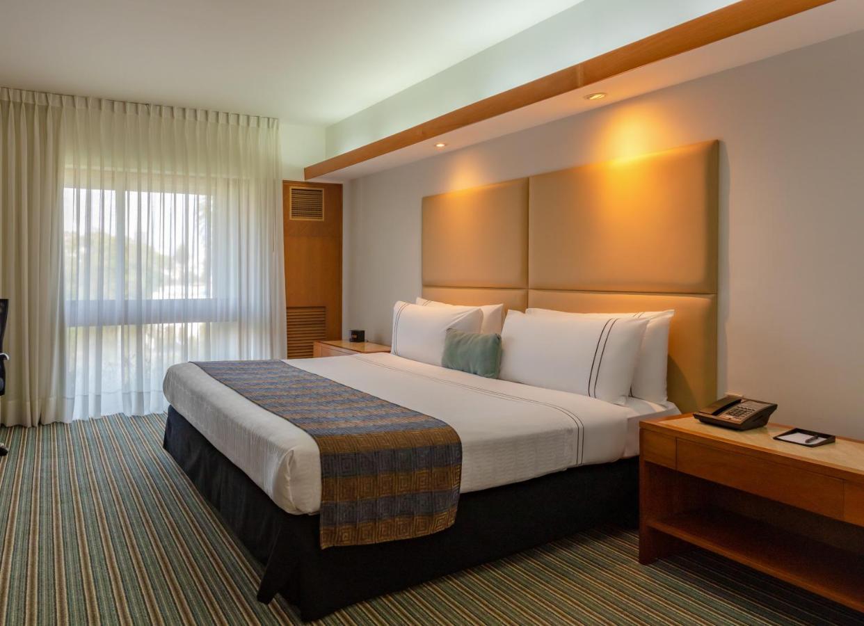 Sonesta Hotel El Olivar Лима Екстериор снимка A room at the Holiday Inn