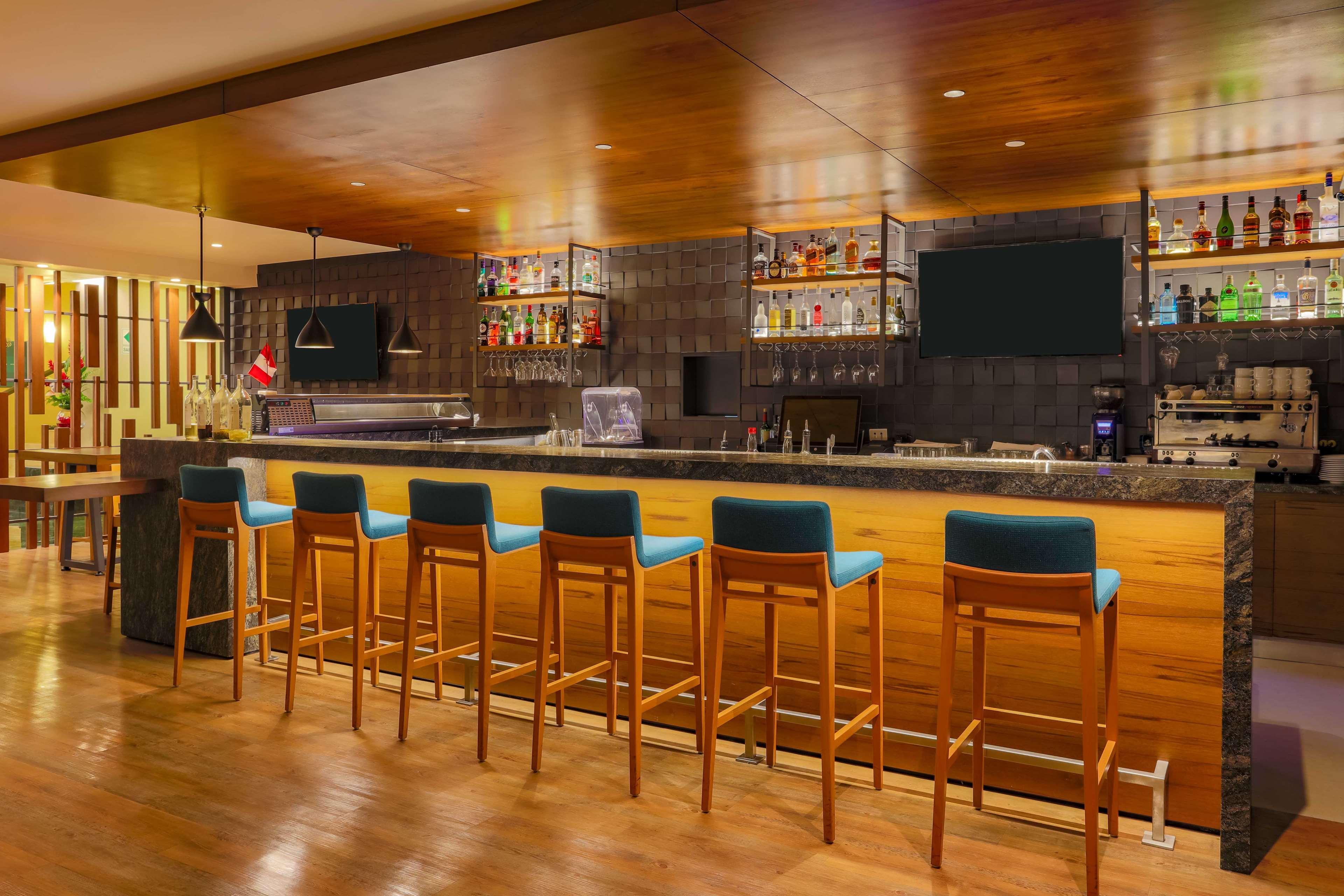 Sonesta Hotel El Olivar Лима Екстериор снимка Bar at the hotel