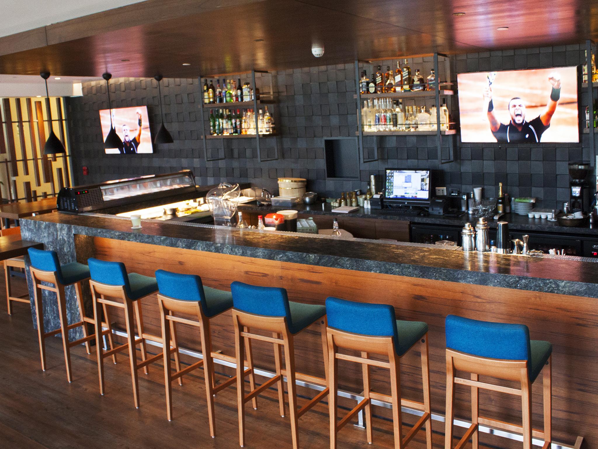 Sonesta Hotel El Olivar Лима Екстериор снимка The bar at the 2014-opened lounge